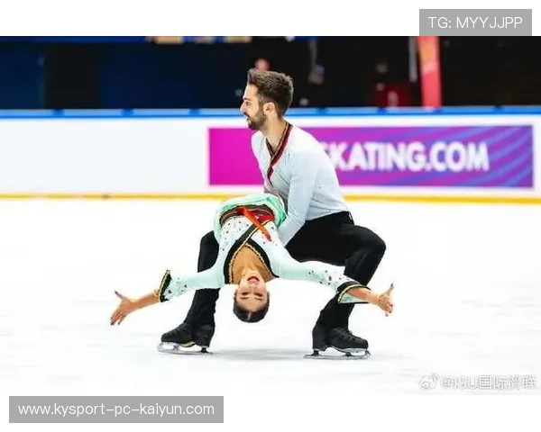 花样滑冰选手的托举动作极稳 花样滑冰选手的托举动作极稳